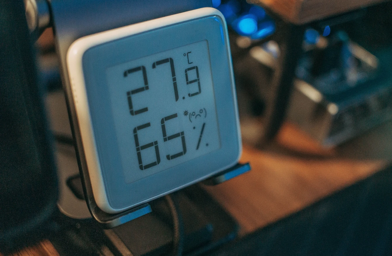 Humidity detector in coffee shop shows humidity above 65%