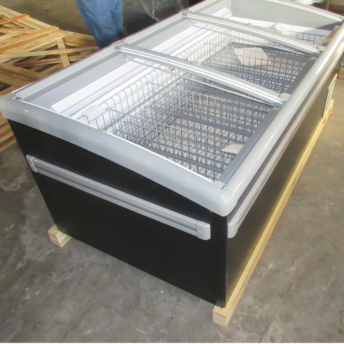 Case Images of Factory-Manufactured Ice Cream Freezers